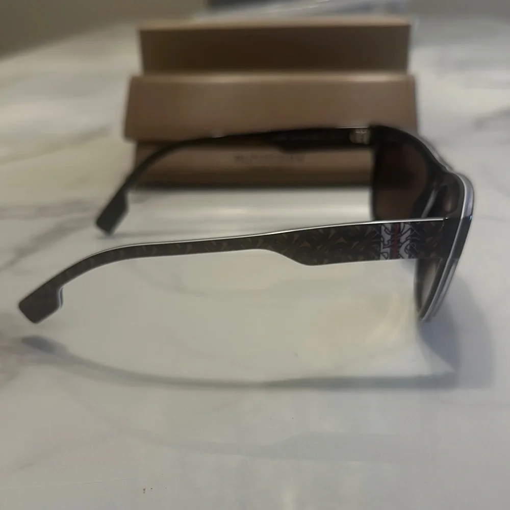 AUTHENTIC BURBERRY Sunglasses